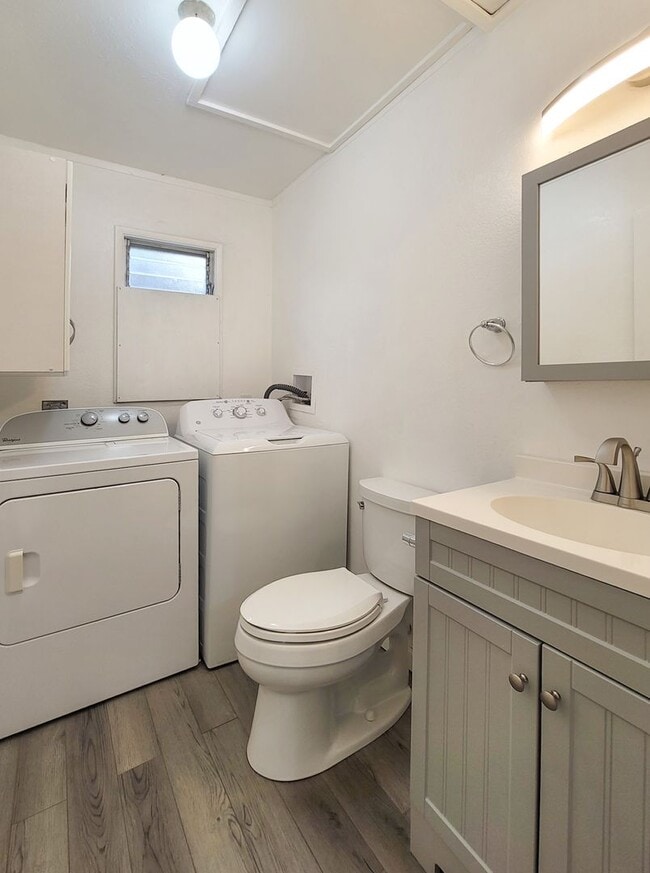Building Photo - 2 Bedroom Unit, 1.5 baths with one assigne...