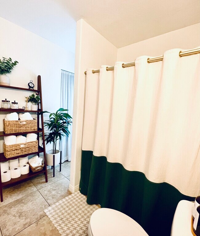 Building Photo - 1529 E Pierce St