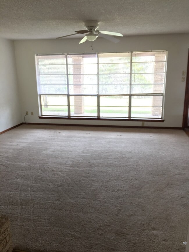 Building Photo - 3 Bedroom 1.75 Bath with a Spacious Lot