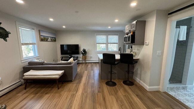 Building Photo - Large 4Br 2 1/2Ba Modern Home in Falmouth ...