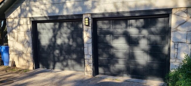 Building Photo - 1723 Lakeway Blvd