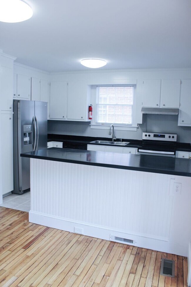 Building Photo - 3 Bedrooms 2 Full Bathrooms (one block fro...