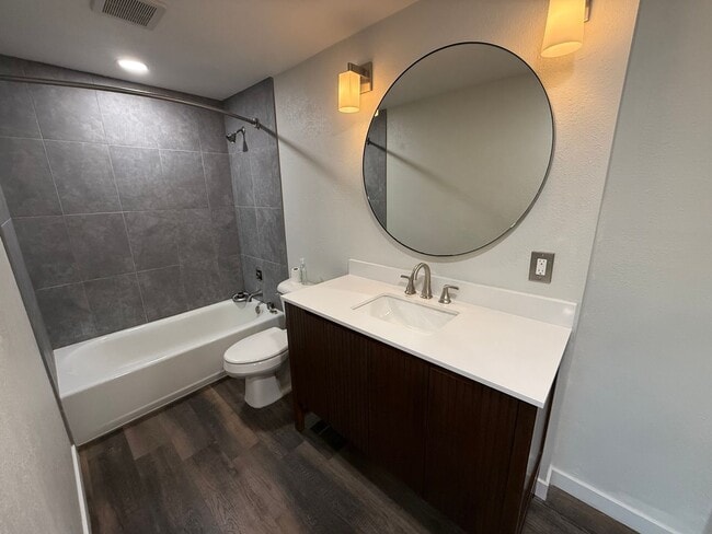 Building Photo - Bright South-Facing Condo with Stunning Fl...