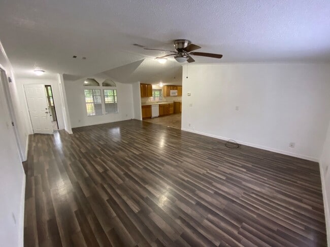 Building Photo - 3 Bedroom home on 1 Acre in Jennings