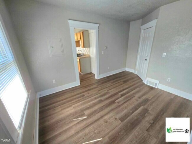 Building Photo - Spacious 2 Bedroom Apartment