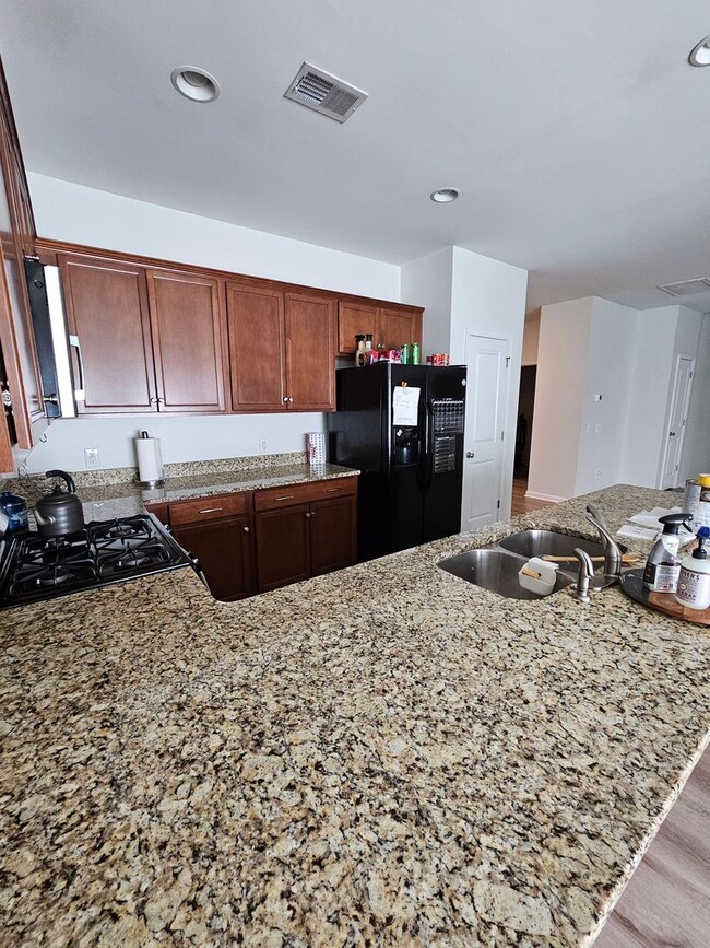 Building Photo - Gorgeous Goose Creek Home!