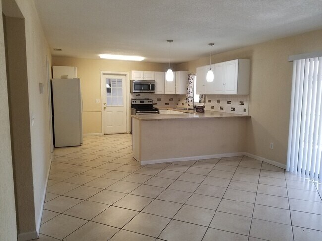 Building Photo - Spacious 3 Bedroom Home in Winter Haven