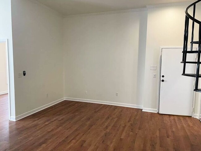 Building Photo - 235 King St