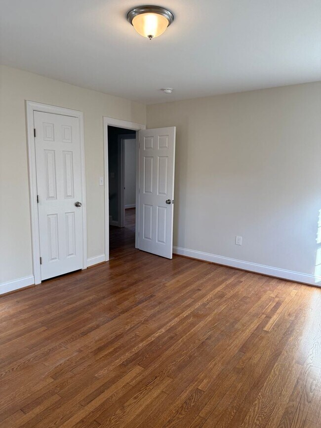 Building Photo - Discover comfort and convenience in charming North Michigan Park!