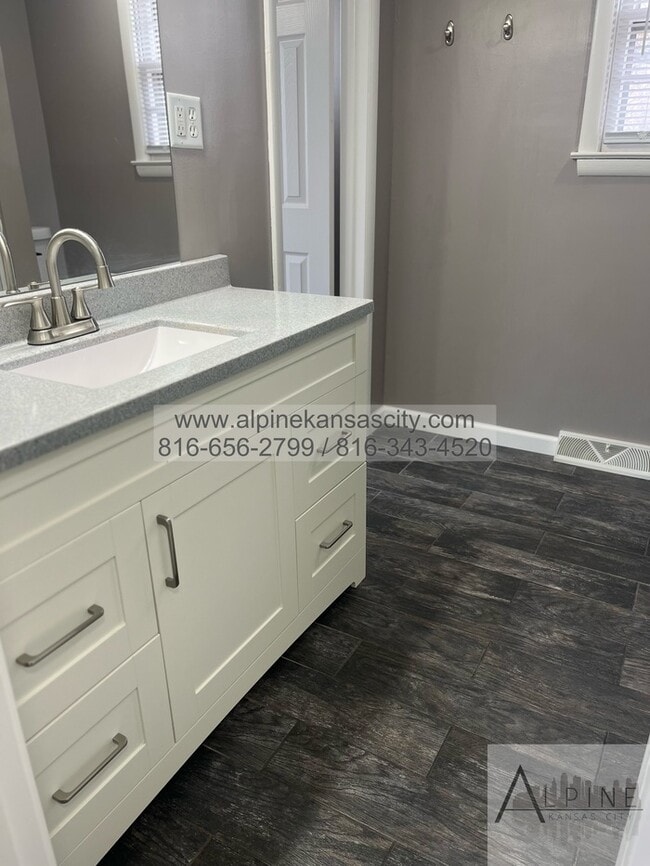 Building Photo - Available Mid January! 5 Bedrooms, PLUS Rec Room in Gladstone!