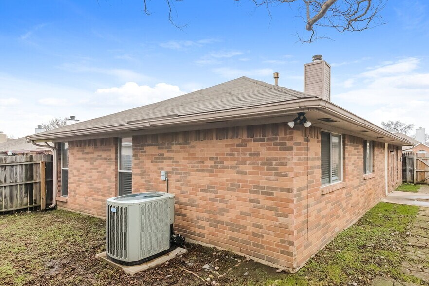 Building Photo - 9723 Pinehurst Ln