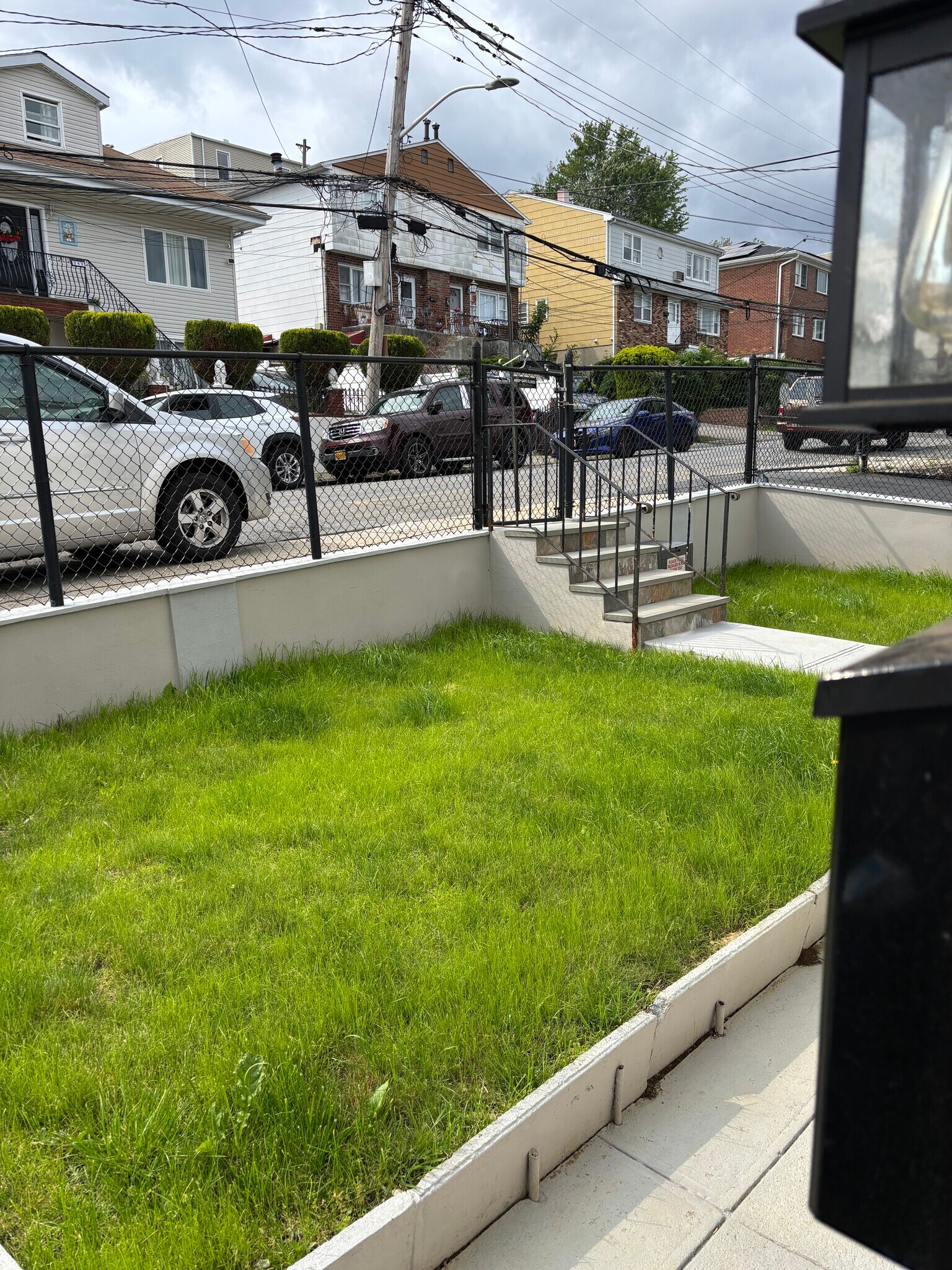 Front yard - 240 Sommerville Pl