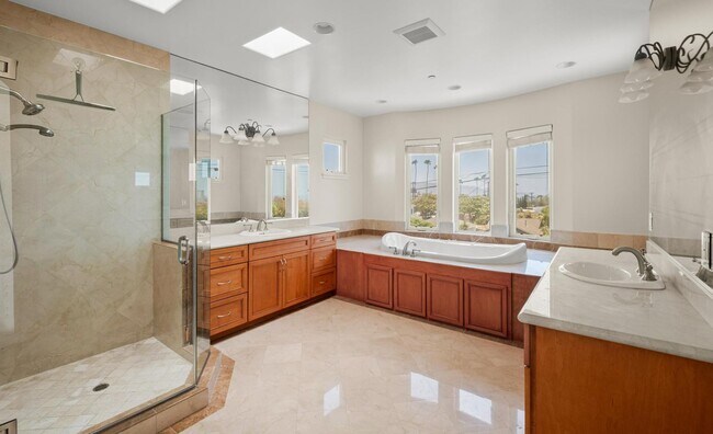 Building Photo - Stunning 4 bed, 4.5 bath home located on a quiet and highly desirable street in Redondo Beach