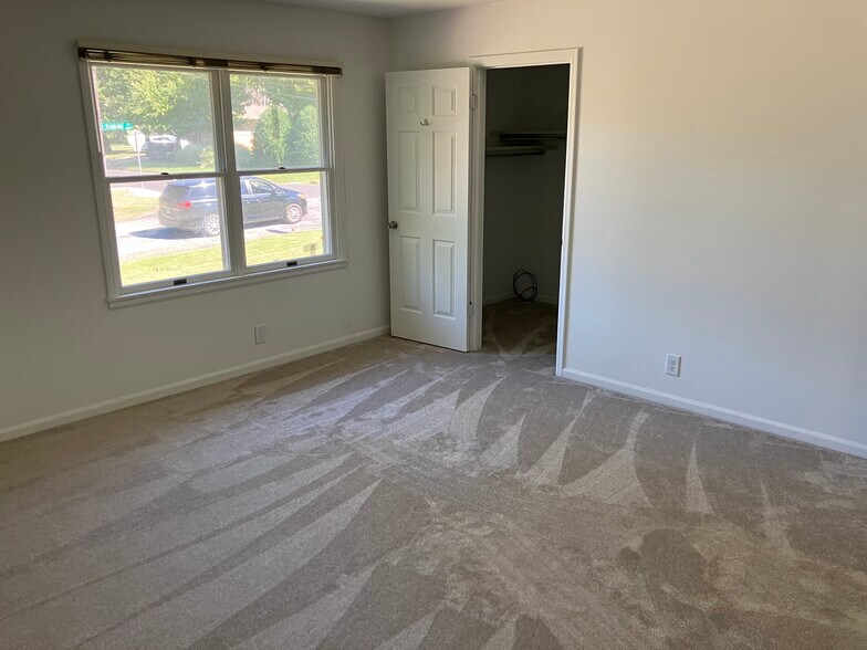 Large master with walk in closet - 5601 N Humboldt Ave