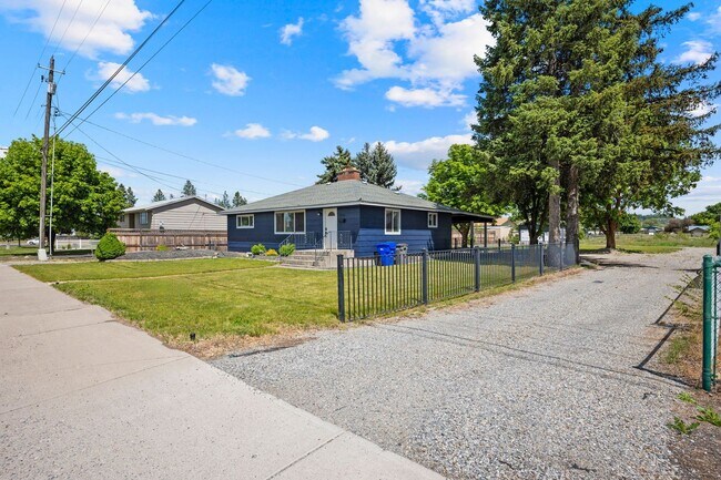 Building Photo - Gorgeous North Side Home With Shop!