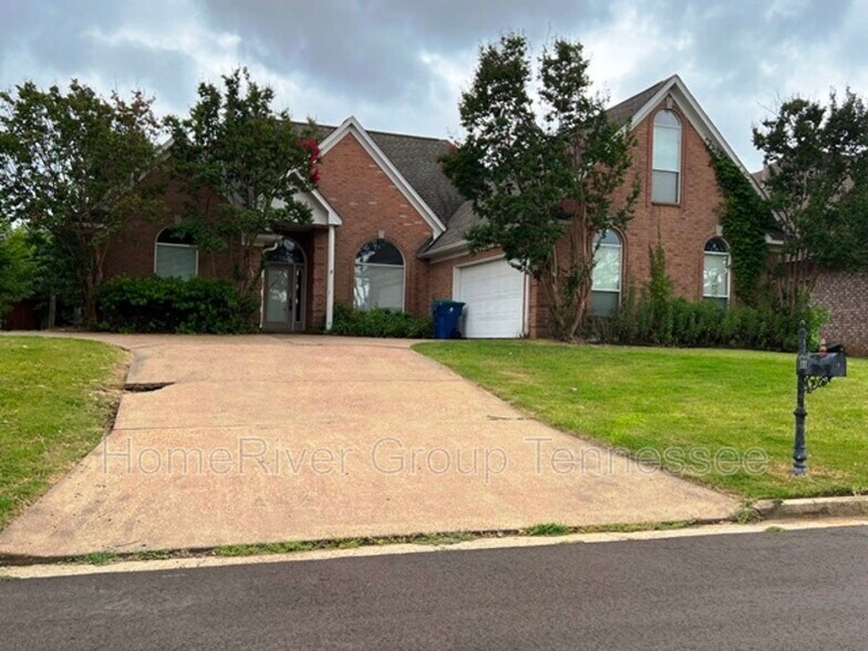 Primary Photo - 101 Cross Creek Dr