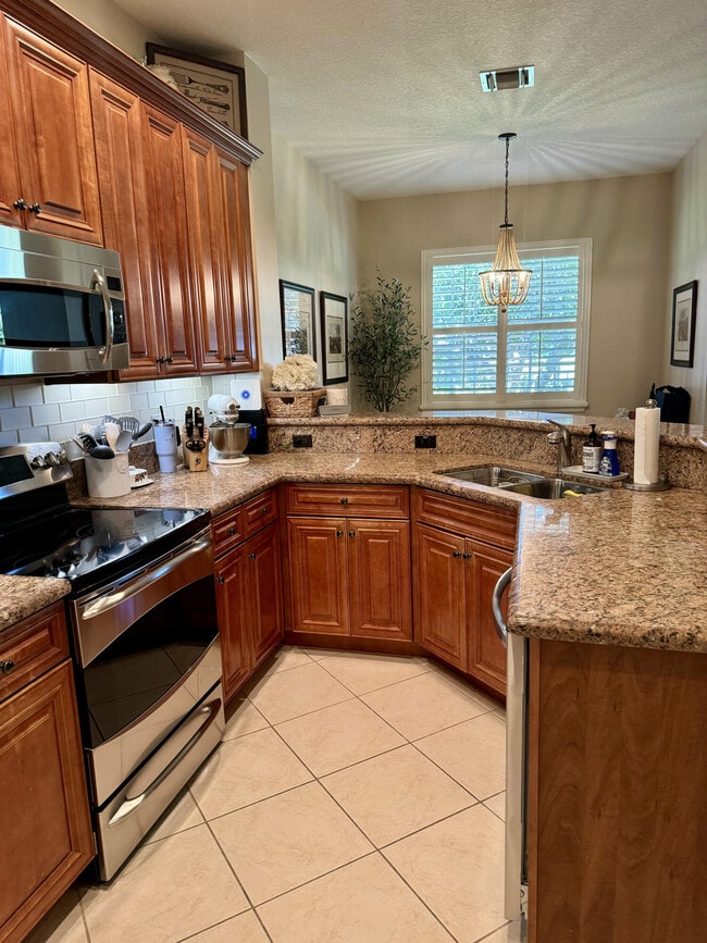 Building Photo - 4488 Hickory Dr