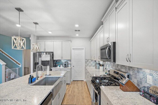 Building Photo - 227 Daydream Ave