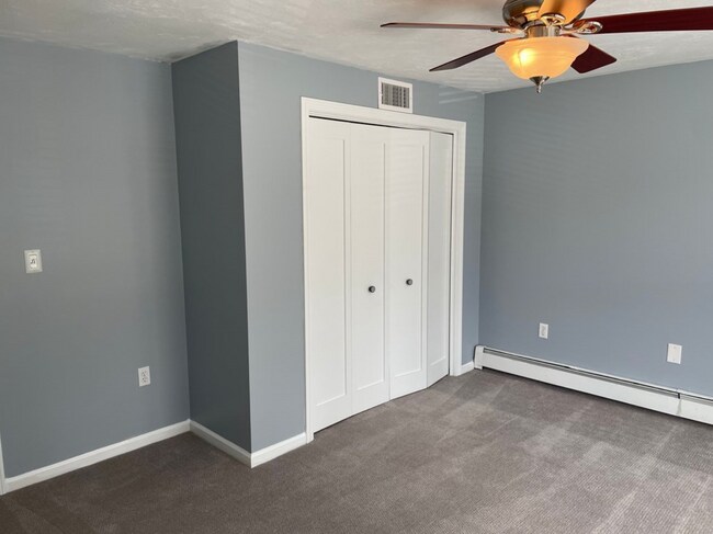 Building Photo - Spacious Townhouse - with parking!