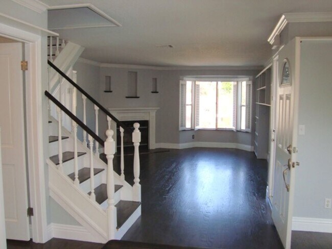 Building Photo - STUNNING TOWNHOME 2 BED 2.5 BATH 2 CAR GARAGE NORTH PARK/HILLCRES