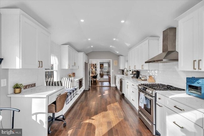 Building Photo - 406 Kings Hwy E