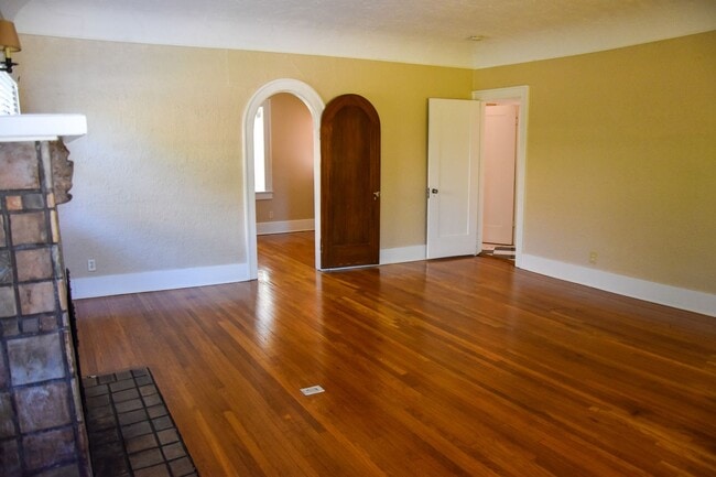 Building Photo - ~ Old Towne Orange Living 2 Story  5 Bedrooms 2 Bath