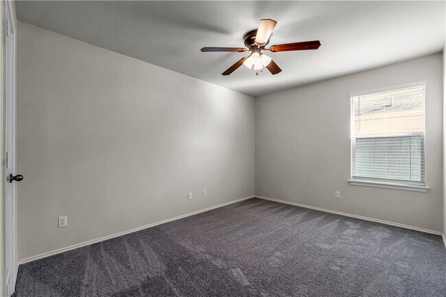 Building Photo - 145 Housefinch Loop