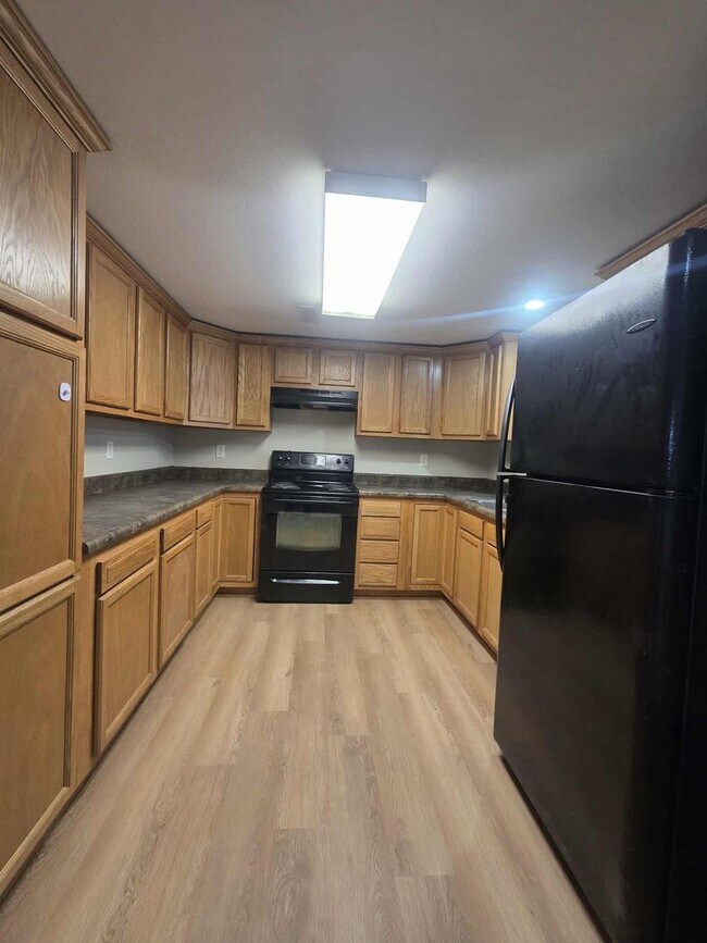 Building Photo - 936 W 8th St