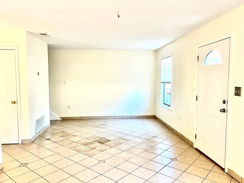 Building Photo - 123 Hunt Club Ct