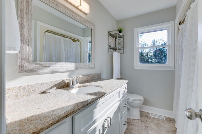 Building Photo - Beautiful Two Bedroom Columbia Duplex – Mi...