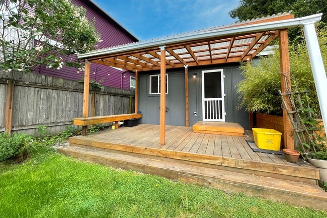 Building Photo - Cute Portsmouth Home with Sunroom, Fenced ...