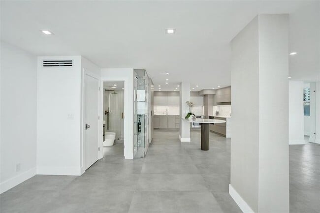 Building Photo - 209 N Fort Lauderdale Beach Blvd