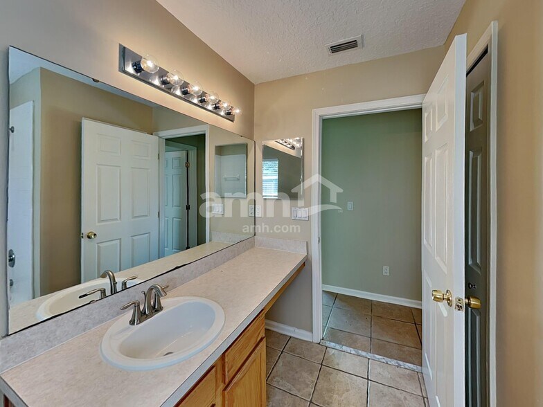 Building Photo - 1725 Dartmoor Ln