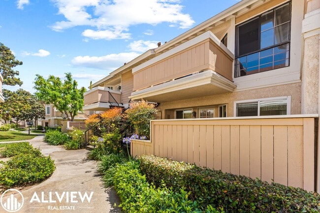 Building Photo - Updated 2 Bed, 1.5 Bath Condo in Gated Crosspointe Village