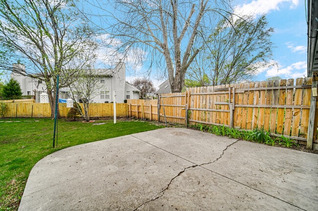 Building Photo - 533 Lyon Dr