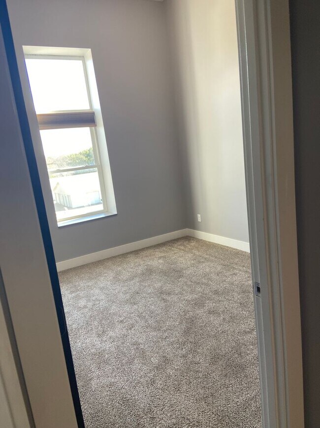 Building Photo - 122 S Main St