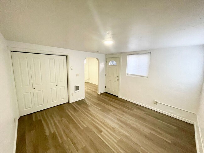 Building Photo - Super Cute 1bd/1b- Downtown - Pet Friendly! Available NOW!