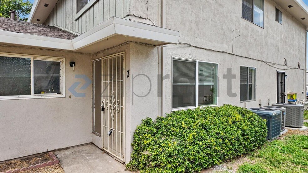 Building Photo - Unit 3