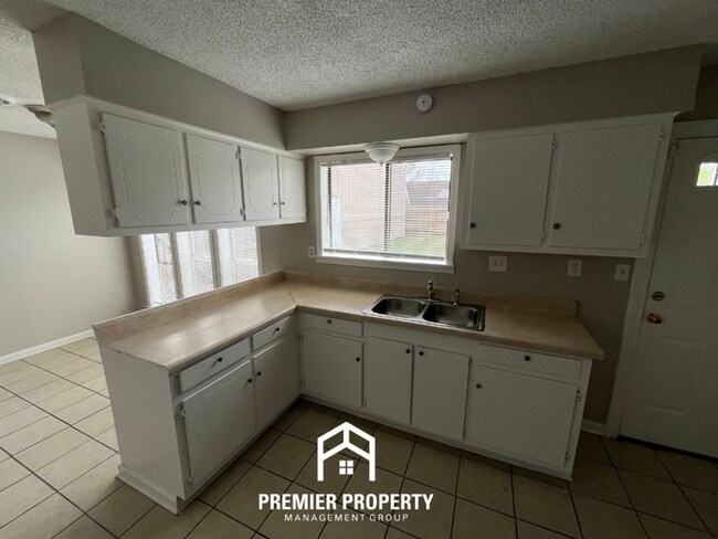 Building Photo - 3-Bedroom Single-Family Home for Rent in Memphis, TN - Vaulted Ceilings & Fenced Yard