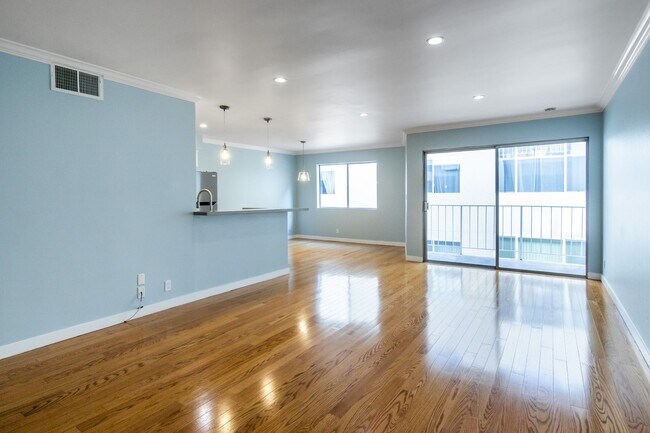 Building Photo - Remodeled 2 BEDROOM/2 BATH in the Heart of...