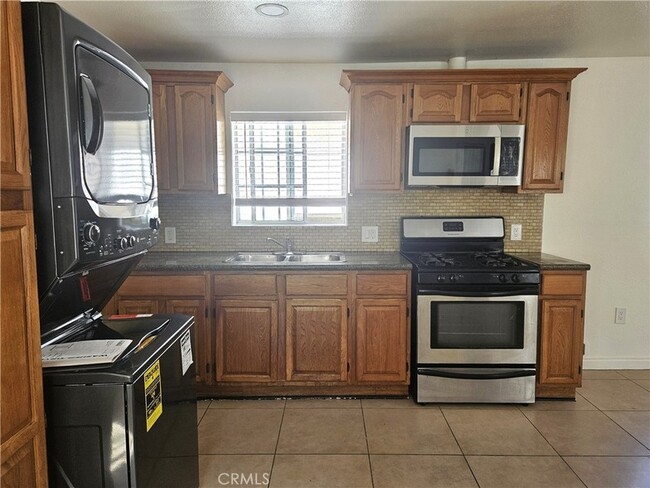 Building Photo - 654 W 21st St