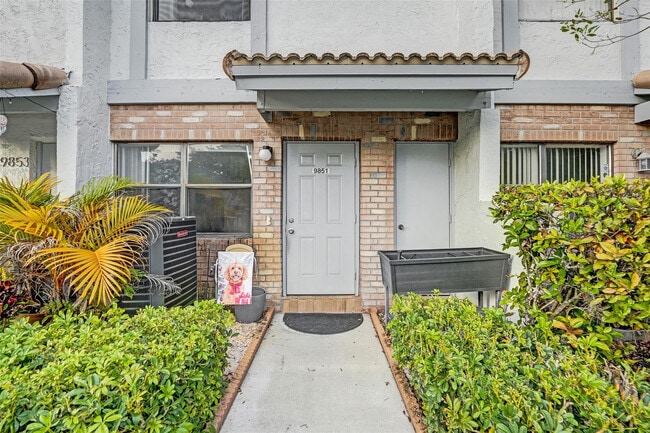 Building Photo - 9851 Riverside Dr