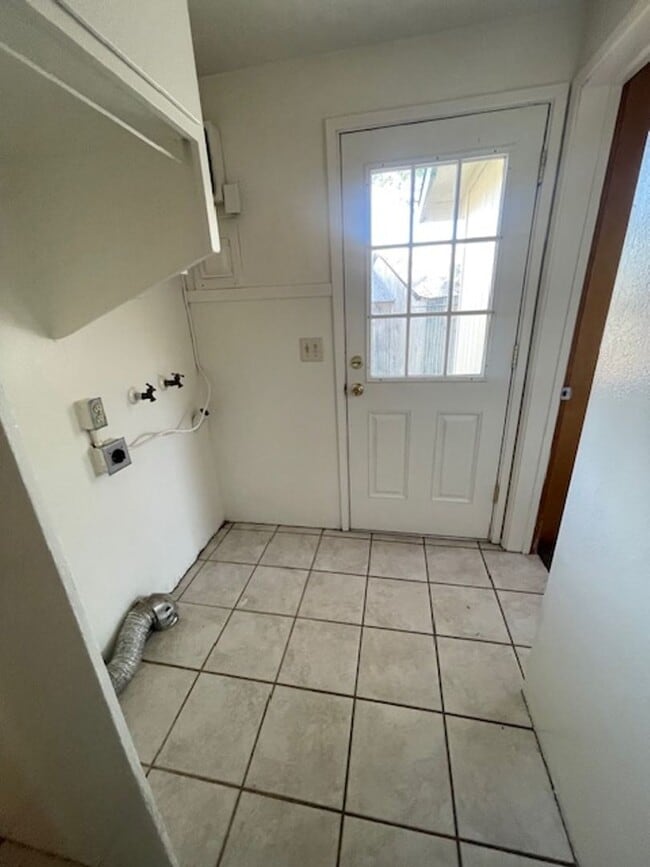 Building Photo - Adorable 3 Bedroom 2 Bath In Upper Clarkda...