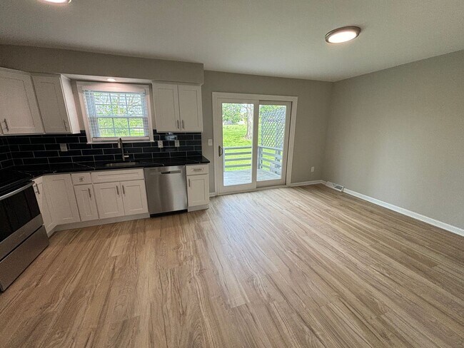 Building Photo - 3 Bedroom Townhome in Emmaus