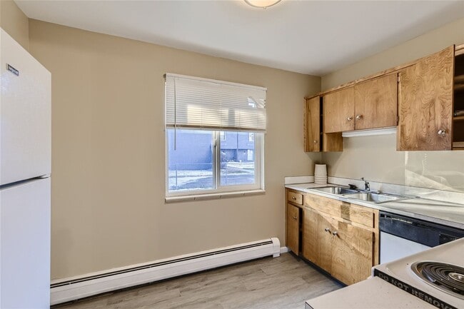 Building Photo - Affordable 3bed/ 1 bath apartment 1 month ...