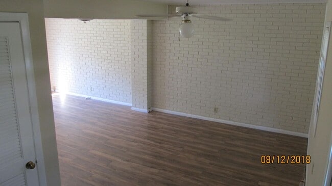 Building Photo - Quiet neighborhood but close to everything!!