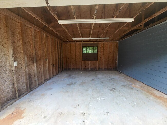 Building Photo - Little Lake Weir Waterfront FENCED 3BR/2BA on 6 Acres with Horse Barn, Private Boat Ramp & Dock