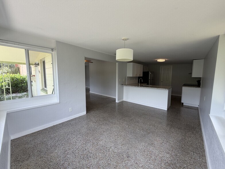 Building Photo - 2 Bed/2 Bath