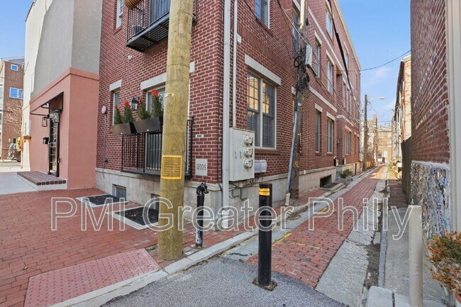 Building Photo - 243 Montrose St