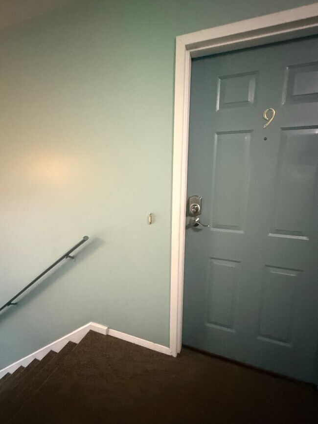 Building Photo - Spacious Dream Apartment — Right Where You Want to Be!